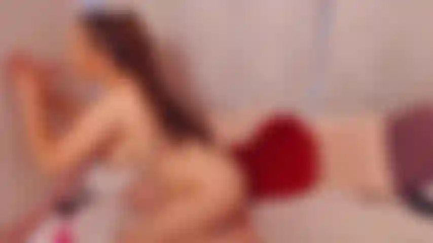 Vedi cornuto? È così che succhio il grosso cazzo del mio amante davanti a te!