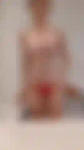 Succhio e scopo un dildo sotto la doccia.