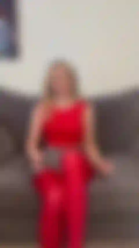 Joi in nylon rosso su un dildo.