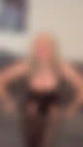 Waiting_room_nylon_masturbation.