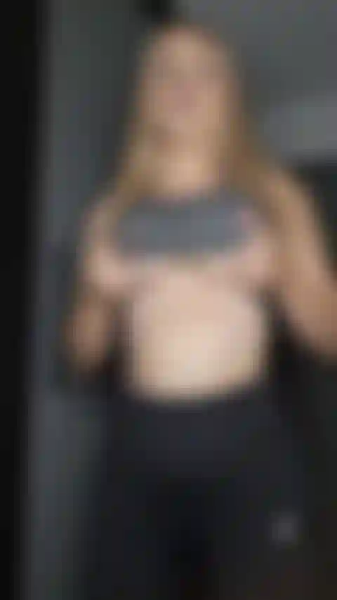 Così arrapata che mi tolgo i vestiti da palestra e gioco con la mia bacchetta.