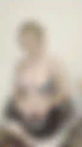 Una cameriera sexy che ti ha sorpreso a fare il pervertito e vuole darti gioia.