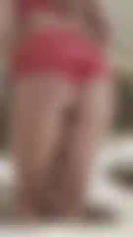 Palline anali mentre indosso sfacciati pantaloncini da pigiama.