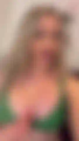 Sfoggia lingerie verde.