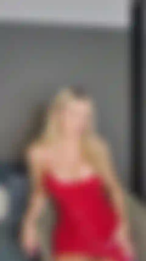 La padrona ti costringe a leccarle la figa.