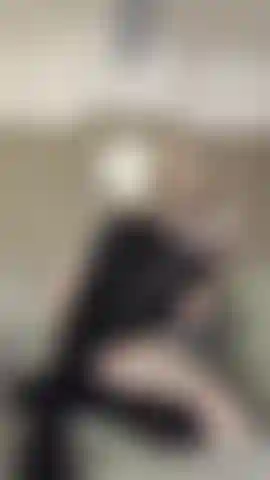 Dai alla tua padrona l'adorazione della figa.