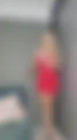 Vengo con il mio vestito rosso sexy e i miei tacchi a spillo.