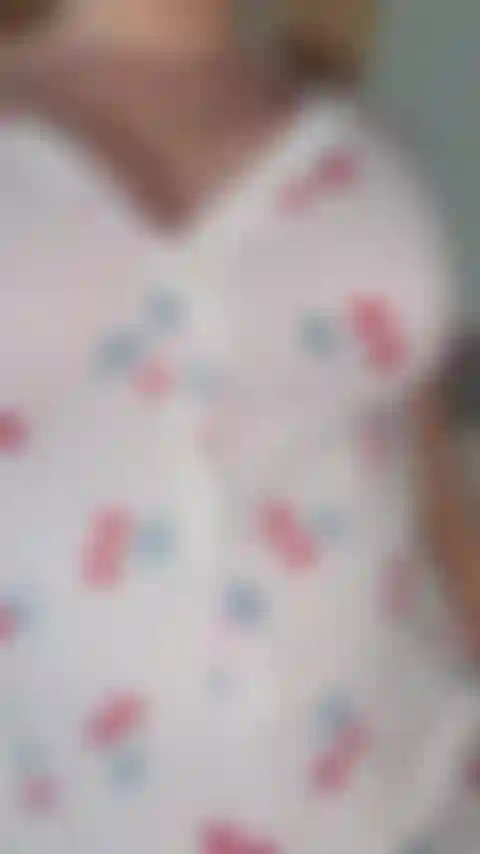 Obbediente e innocente nella mia tutina solo per te.