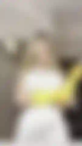 Una matrigna sexy e trascurata vuole farti una sega con i guanti di calendula.