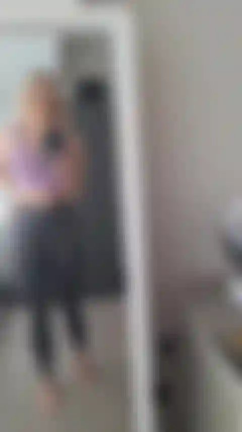 Mi guardo allo specchio mentre gioco e vengo.