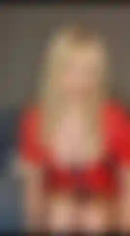 Una padrona in pvc rosso che ti fa adorare e controlla come ti masturbi.