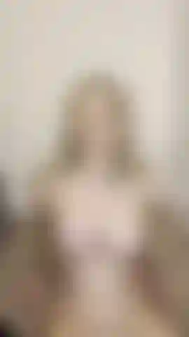 Adoro stivali e piedi di voi dee nude.