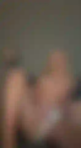 Mutandine bianche e gioco con la mia bacchetta.