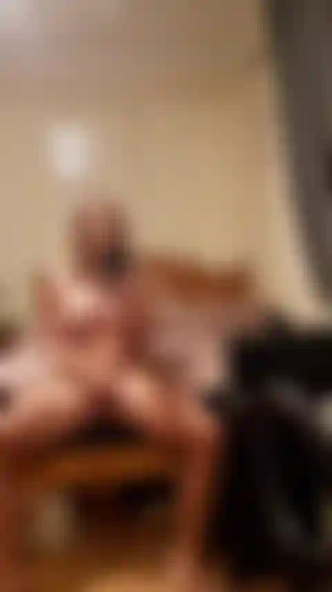 Scattata allo specchio mentre gioco nuda e vengo per te.