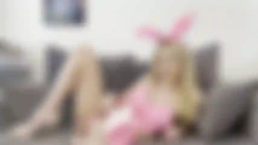 Una graziosa coniglietta bionda in pvc che raggiunge un orgasmo fradicio.