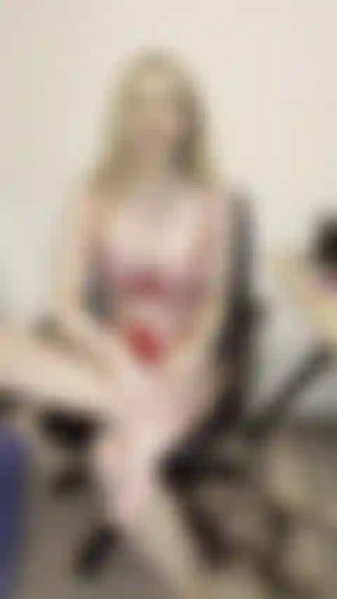 Mi masturbo con i piedi e con i talloni seguendo le istruzioni della padrona emma.