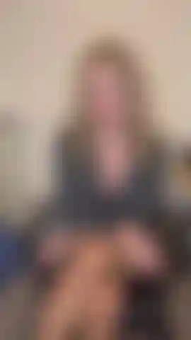 Una segretaria che chiede un aumento al capo.