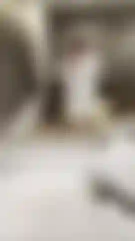 Mi masturbo allo specchio dell'hotel.