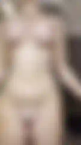 Metto in mostra il mio corpo nudo oliato.