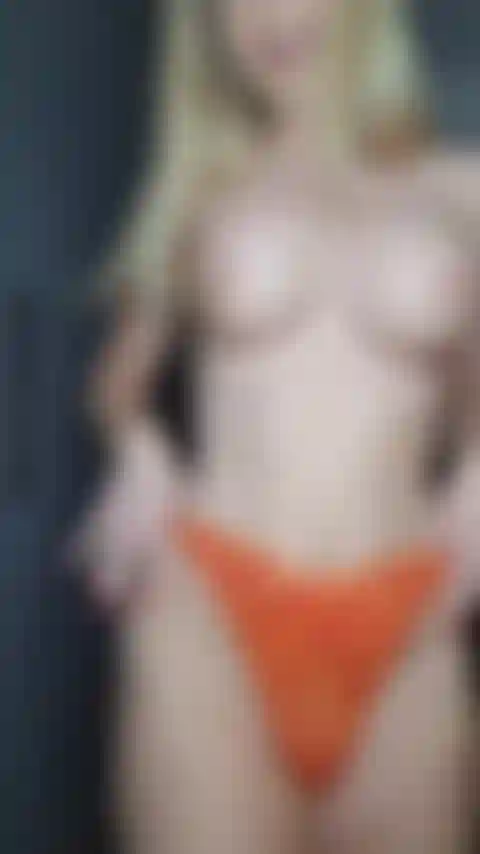 Mi tolgo lentamente le mutandine per te.