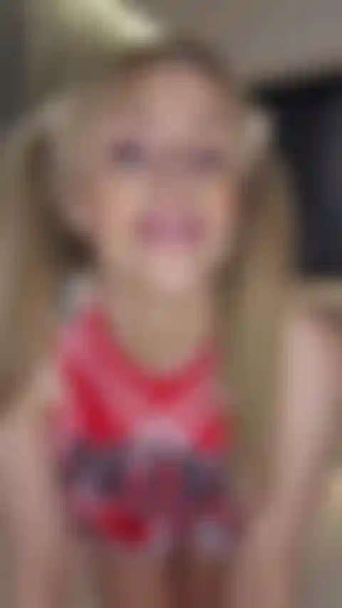 La cheerleader porca vuole festeggiare succhiando e scopando.