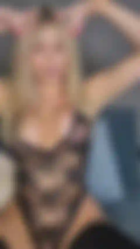 Metto in mostra il mio body in pizzo trasparente.