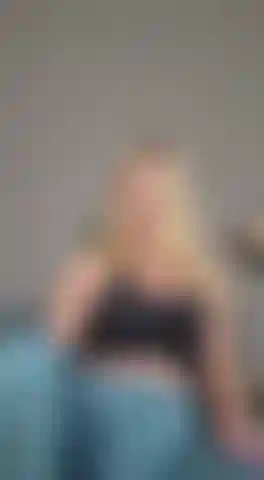 Emma prende il controllo e vuole che tu ti masturbi sul suo sporco perizoma da palestra.