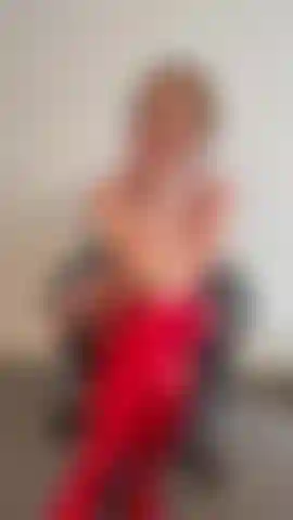 La tua capo ti ha sorpreso a rubare le sue mutandine e ti trasformerà in una sissy.