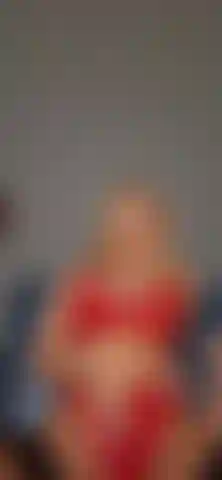 Lascio che il mio vibratore nero mi riempia e mi allunghi.