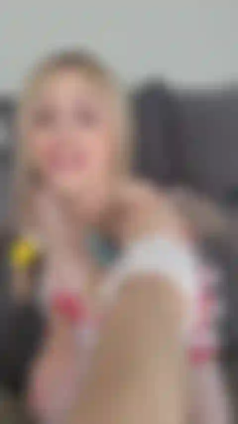 La cameriera cattiva ti dà gioia e un orgasmo guidato.