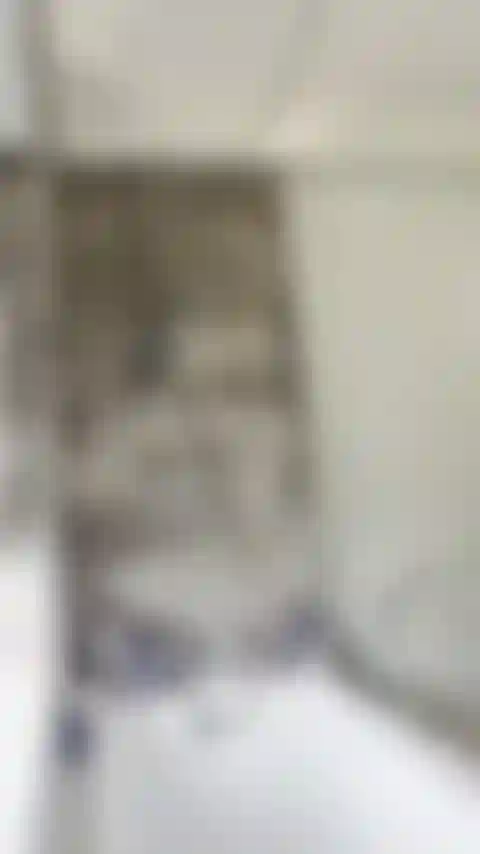 Mi faccio la doccia e uso il soffione per farmi venire.