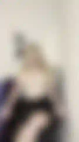 Lasciami soddisfare il tuo feticismo delle mutandine da studentessa universitaria, signore.