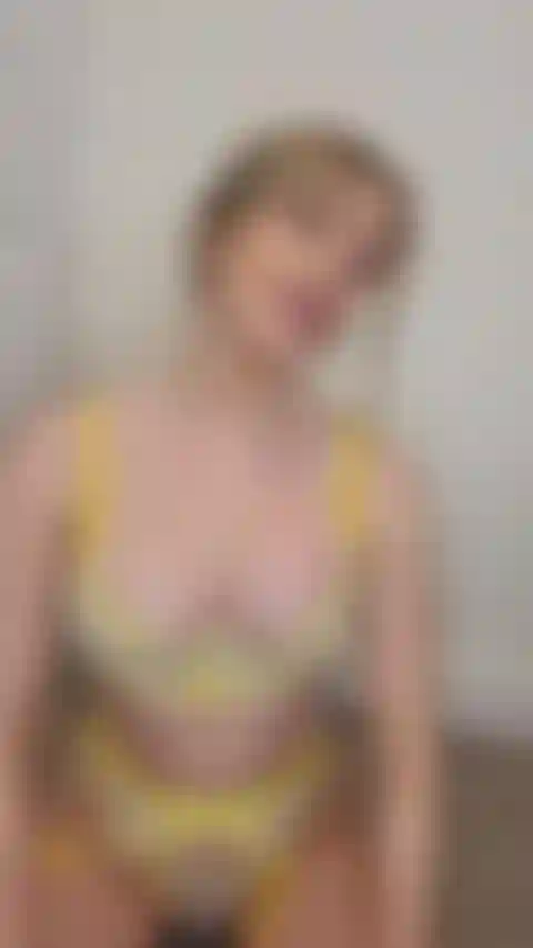 Bagnata fradicia che gioca mentre indosso la mia lingerie gialla.