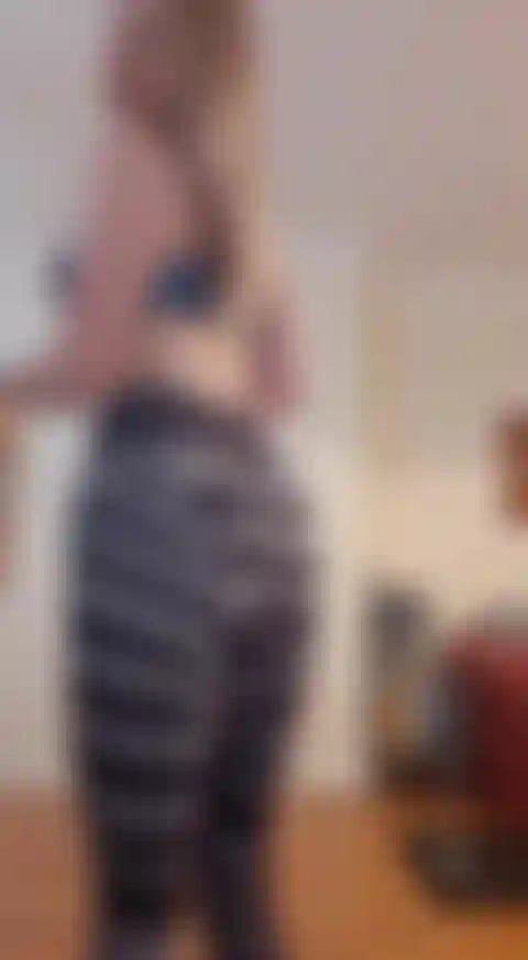 Accovacciata e esibizionista in abbigliamento da palestra.