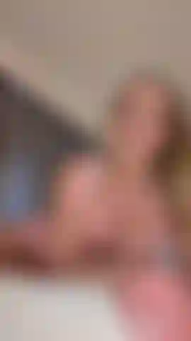 Upskirt joi! Lascia che ti insegni come masturbarti il cazzo mentre ti mostro le mie mutandine rosa.