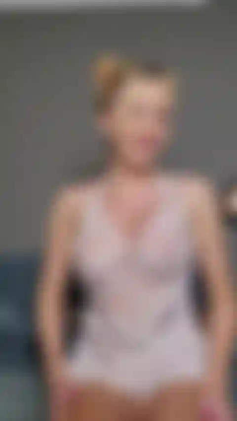 Scendi con me mentre uso il mio giocattolo per il solletico della lingua.