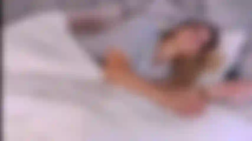 Torna a letto: ti svegli accanto alla tua calda ragazza nel letto. Il suo culo è così grande e rotondo che non puoi fare a meno di desiderarla. Lascia che ti succhi il cazzo prima di farlo scivolare in profondità nella sua figa calda e cremosa finché non venite entrambi. Un gioco di ruolo con la fidanzata, una macchina del cazzo.