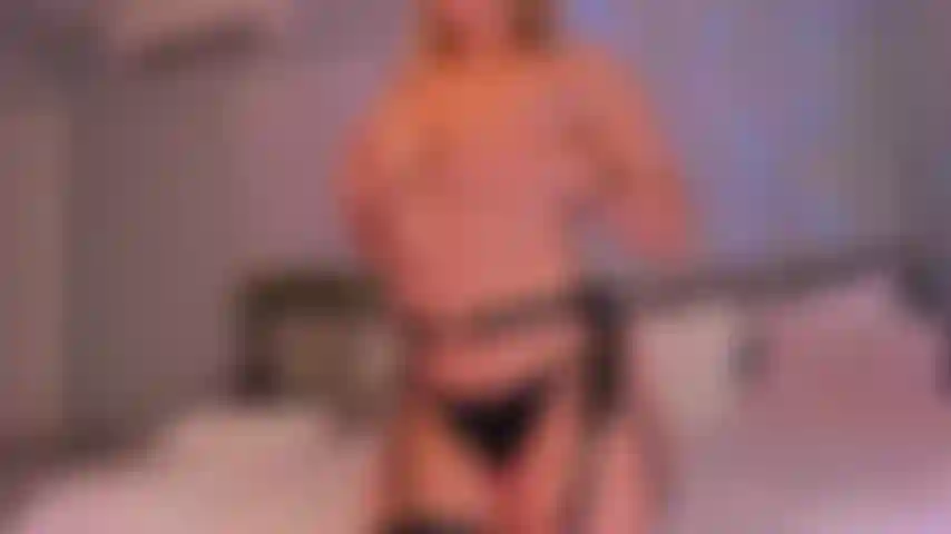 Squirt raro - squirto così raramente che ho avuto la fortuna di catturarlo in cam! Guardami lavorare duro e schizzare sulle mie calze di nylon alte fino alla coscia. Poi infilerò un buttplug nel mio stretto buco del culo. Include una riproduzione al rallentatore del momento dello schizzo.