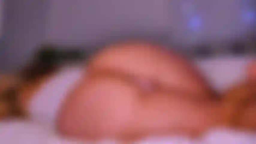 Mi salto il cuscino: mi sono svegliata così arrapata e ho iniziato a massaggiarmi la figa. Mi sono bagnata così tanto che ho dovuto cavalcare la cosa più vicina, il mio cuscino! Guarda mentre mi alleno e mi tolgo le mutandine per giocarci.