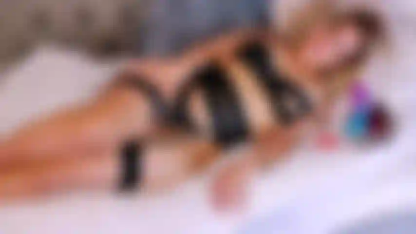 Sottomissione di ballgag: mi sentivo davvero troia e arrapata, volevo mostrarti che brava troia potevo essere. Mi sono messa il bavaglio, mi sono riempita la figa con un grande giocattolo fantasy e ho messo un'atmosfera di impulso d'aria sul mio clitoride. Divento un disastro sbavando e vengo due volte per te!