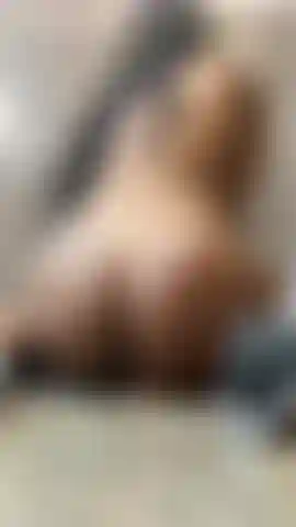 Con un grosso sedere sodo che cavalca un cazzo bianco!