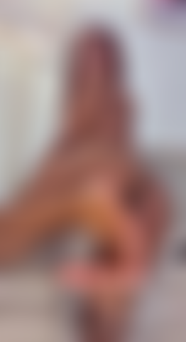 Una latina passionale e con i piedi unti.