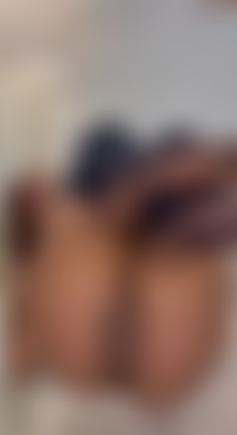 Una sexy adolescente in calze che ti ficca i piedi calzati in faccia.