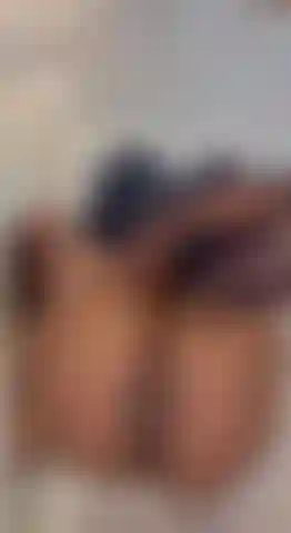 Una sexy adolescente in calze che ti ficca i piedi calzati in faccia.