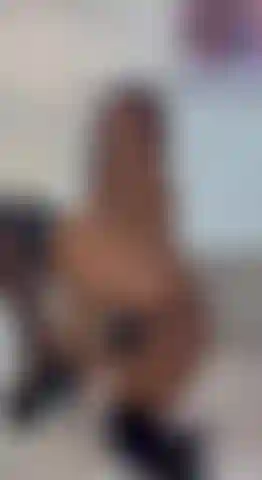 Che gioca con la mia figa indossando dei tacchi neri sexy.