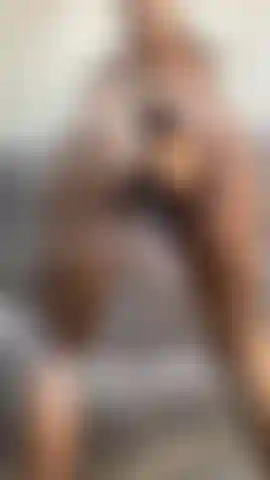 Il mio succoso culo d'ebano allarga la figa sul grosso cazzo.