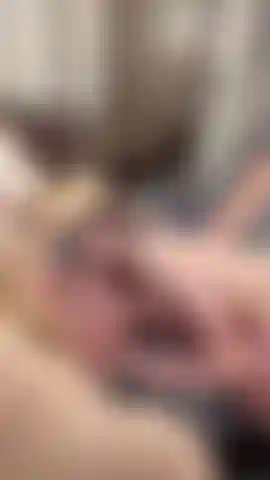 Essere una dom dolce, baciare e usare la mia bocca su olivia (la mia bambola sessuale) mentre la stuzzico, poi farti (dildo trasparente) un pompino disordinato.