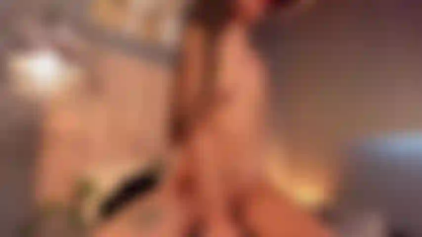 Che cavalca un dildo dal davanti.