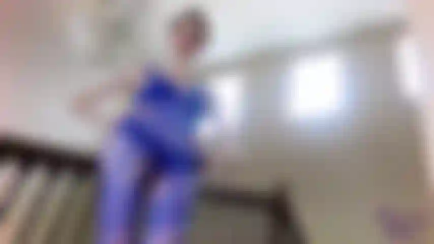 Stroke to cock joi: pensi che solo perché sono vestita con questo vestito sexy riuscirai a masturbarti con me? Certo che no! Tu sei il mio schiavo gay. Non ti è più permesso accarezzare le mie curve sensuali e sensuali. Accarezzi solo il cazzo.