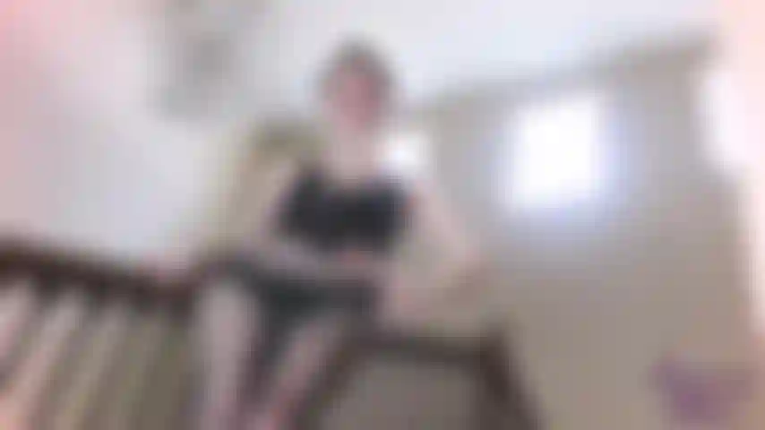 Gli schiavi dei piedi appartengono ai miei piedi: è ora che tu impari una preziosa lezione sull'essere il mio schiavo dei piedi. Ti meriti di stare per sempre in ginocchio a guardare il mio corpo divino mentre ti stuzzico con questi tacchi e calze di nylon. Il tuo posto nella vita è sotto i miei piedi.
